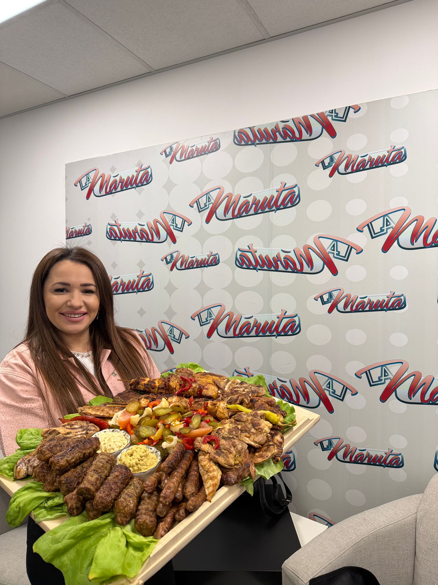 Platou spectaculos cu produse din carne la Măruță